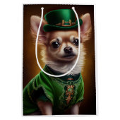Chihuahua Dog in St. Patrick's Day Dress Medium Cadeauzakje (Voorkant)