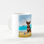 Chihuahua Dog op strand Koffiemok (Voorkant links)