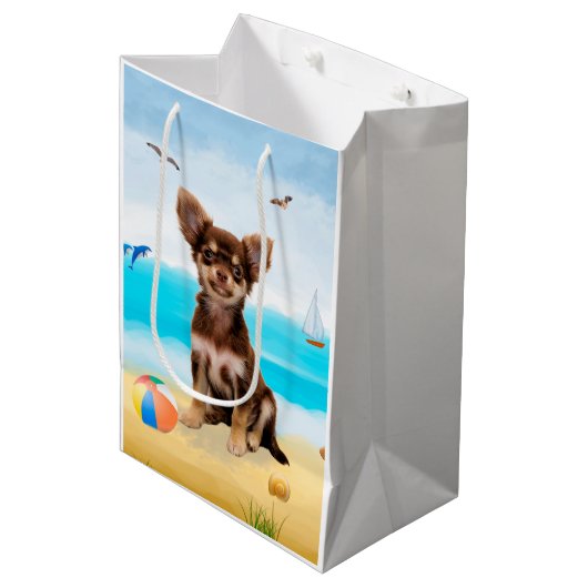 Chihuahua Dog op strand Medium Cadeauzakje (Voorkant Gekanteld)