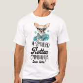 Chihuahua Een verwende rotte Chihuahua woont hier T-shirt (Voorkant)