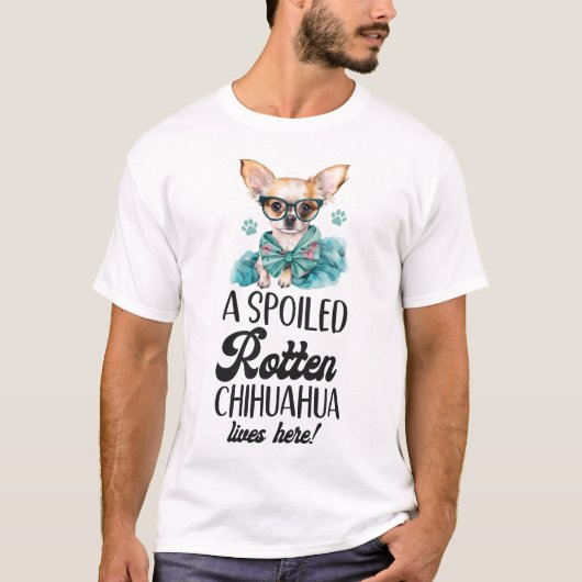 Chihuahua Een verwende rotte Chihuahua woont hier T-shirt (Voorkant)