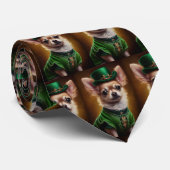 Chihuahua-hond in St. Patrick's Day-jurk Stropdas (Opgerold)