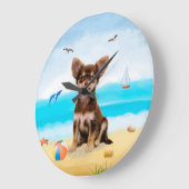 Chihuahua-hond op het strand grote klok (Hoek)