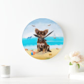 Chihuahua-hond op het strand grote klok (Huis)