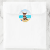 Chihuahua-hond op het strand ronde sticker (Tas)