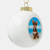 Chihuahua Hond Zittend op Tropisch Strand Keramische Bal Ornament (Links)