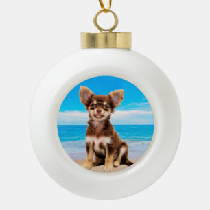 Chihuahua Hond Zittend op Tropisch Strand Keramische Bal Ornament