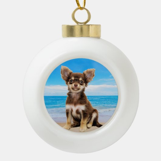 Chihuahua Hond Zittend op Tropisch Strand Keramische Bal Ornament (Voorkant)