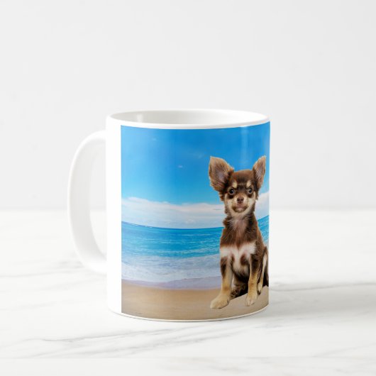 Chihuahua Hond Zittend op Tropisch Strand Koffiemok (Voorkant links)