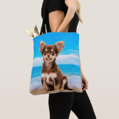 Chihuahua Hond Zittend op Tropisch Strand Tote Bag (Dichtbij)