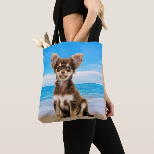 Chihuahua Hond Zittend op Tropisch Strand Tote Bag (Dichtbij)
