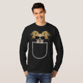 Chihuahua in de borst t-shirt (Voorkant volledig)