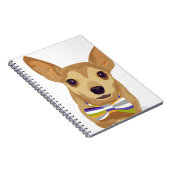 Chihuahua in een kom op een witte achtergrond notitieboek (Rechterzijde)
