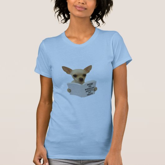 Chihuahua leest hoe hij zich misdraagt t-shirt (Voorkant)