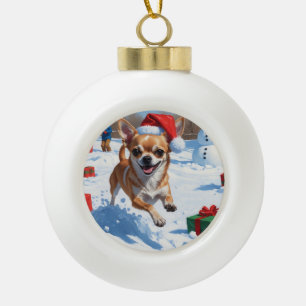Chihuahua loopt in de sneeuw met kerstmuts keramische bal ornament
