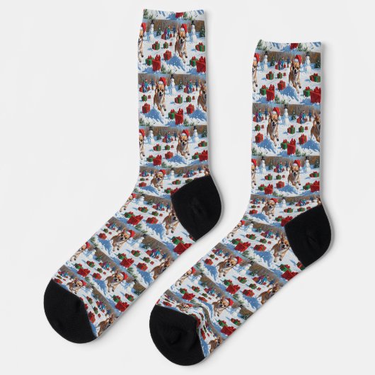 Chihuahua loopt in de sneeuw met kerstmuts sokken (Links)