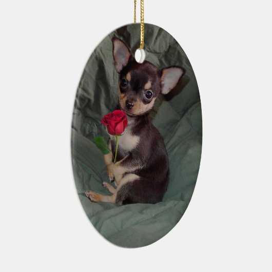 Chihuahua MerryRose die een Roos-sieraar houdt Keramisch Ornament (Rechts)