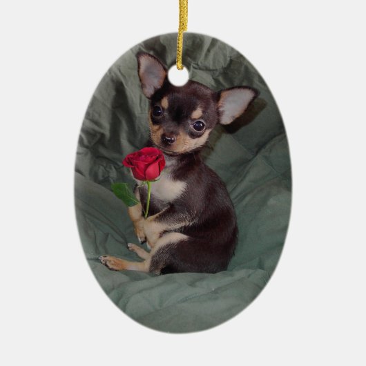 Chihuahua MerryRose die een Roos-sieraar houdt Keramisch Ornament (Voorkant)