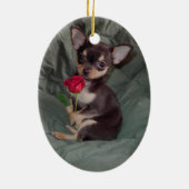Chihuahua MerryRose die een Roos-sieraar houdt Keramisch Ornament (Achterkant)