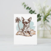 Chihuahua met zonnebril op het strand briefkaart (Staand voorkant)