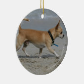 Chihuahua op Beach Keramisch Ornament (Rechts)