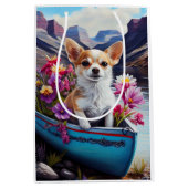 Chihuahua op een peddel: Een Schilderachtig avontu Medium Cadeauzakje (Voorkant)
