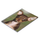 Chihuahua Puppy die naar camera kijkt Notitieboek (Linkerzijde)