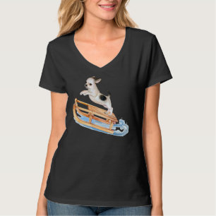 Chihuahua-puppy op een slee De hond rijdt op een s T-shirt