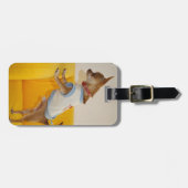 Chihuahua puppy op gele sofa bagagelabel (Voorkant horizontaal)