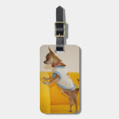 Chihuahua puppy op gele sofa bagagelabel (Voorkant verticaal)