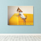 Chihuahua puppy op gele sofa canvas afdruk (Insitu (Houten vloer))
