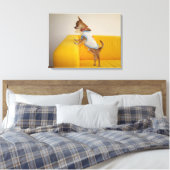 Chihuahua puppy op gele sofa canvas afdruk (Insitu (Slaapkamer))