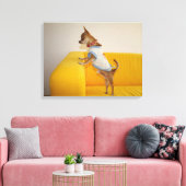 Chihuahua puppy op gele sofa canvas afdruk (Insitu (Woonkamer))
