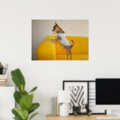 Chihuahua puppy op gele sofa poster (Thuiskantoor)