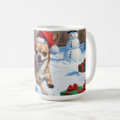 Chihuahua rent in de sneeuw met kerst Pet Koffiemok (Voorkant rechts)