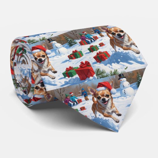 Chihuahua rent in de sneeuw met kerstmuts stropdas (Opgerold)