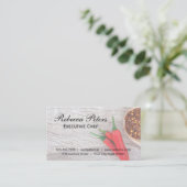 Chili pepers en vlokken op houten tafel visitekaartje (Staand voorkant)