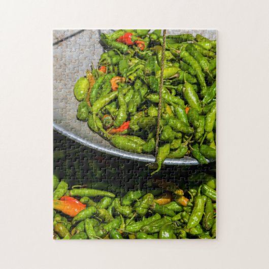 Chili's te koop op de markt legpuzzel (Verticaal)