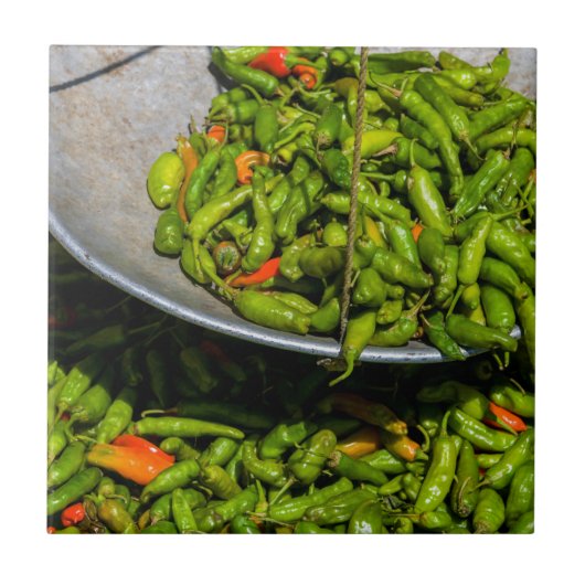 Chili's te koop op de markt tegeltje (Voorkant)