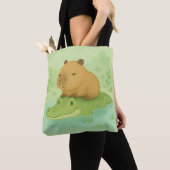 Chill Brown Capybara over groene krokodil in natuu Tote Bag (Dichtbij)