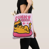 Chill cat cartoon op floatie in zonnige stemming tote bag (Dichtbij)