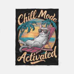 Chill Mode geactiveerde kat met gels op het strand Fleece Deken
