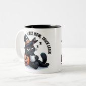 Chill Now - Trick Later Cat & Pumpkin | Halloween Tweekleurige Koffiemok (Voorkant links)