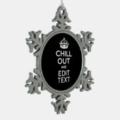 Chill Out en Jouw tekst Keep Calm Crown op Black Tin Sneeuwvlok Ornament (Links)
