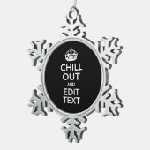 Chill Out en Jouw tekst Keep Calm Crown op Black Tin Sneeuwvlok Ornament (Rechts)