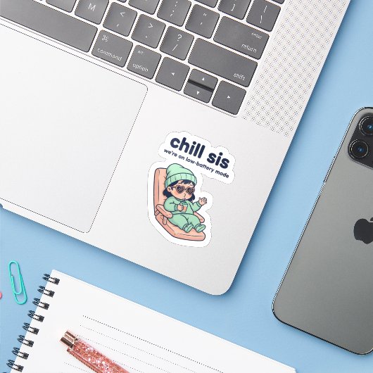 Chill Zus Funny Baby Sticker – Lage Batterij Modus (Laptop met iPhone)