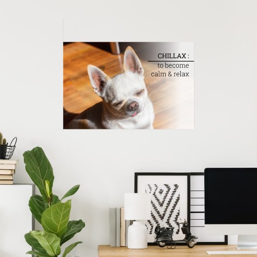 Chillax Chihuahua slaperig ontspannen tong uit Fot Poster (Thuiskantoor)