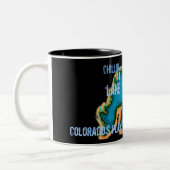 Chillin bij de mok van Dillon-koffie bij het meer (Links)