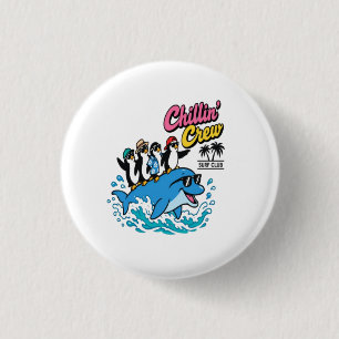 Chillin Crew Surf Club Pinguïn Dolfijn T-Shirt Ronde Button 3,2 Cm