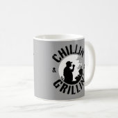 Chillin’ & Grillin’ Black Stamp Koffiemok (Voorkant rechts)